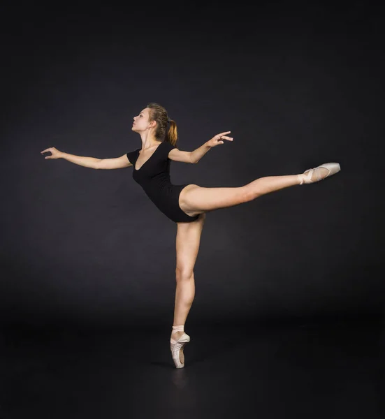 Chica joven y sonriente bailando el ballet . —  Fotos de Stock