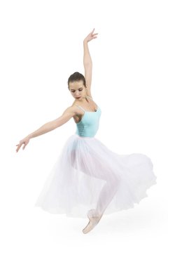 Genç gülümseyen kız bale dans ediyor.