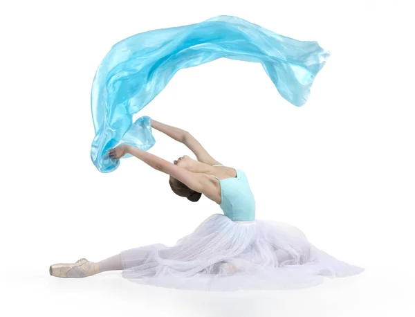 Joven chica sonriente está bailando ballet . — Foto de Stock
