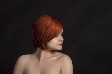 koyu arka plan üzerinde gülümseyen kız portresi.