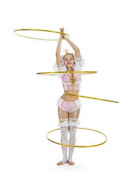 Jimnastikçi hula hoop twirling ayakta