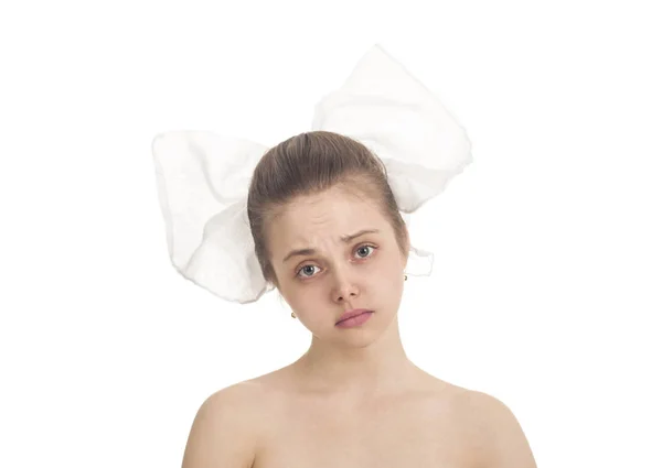 Porträtt av känslomässiga flicka på en vit bakgrund. — Stockfoto