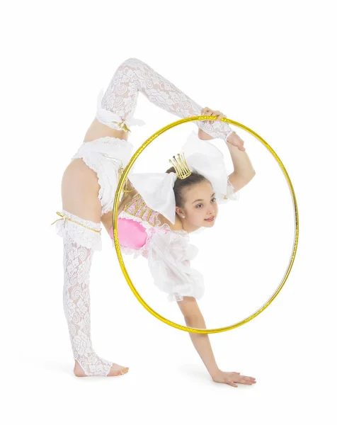 Turnerin turnt stehend einen Hula-Hoop-Reifen — Stockfoto