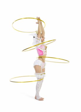Jimnastikçi hula hoop twirling ayakta