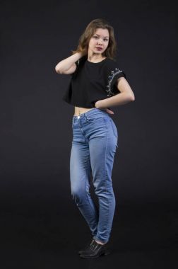 genç kız stüdyoda poz.