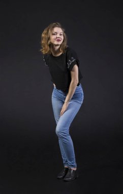 genç kız stüdyoda poz.