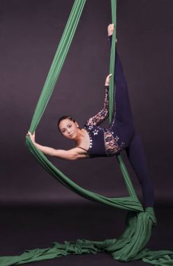 Genç kız gülümseyerek tuvalleri egzersizleri yapar.