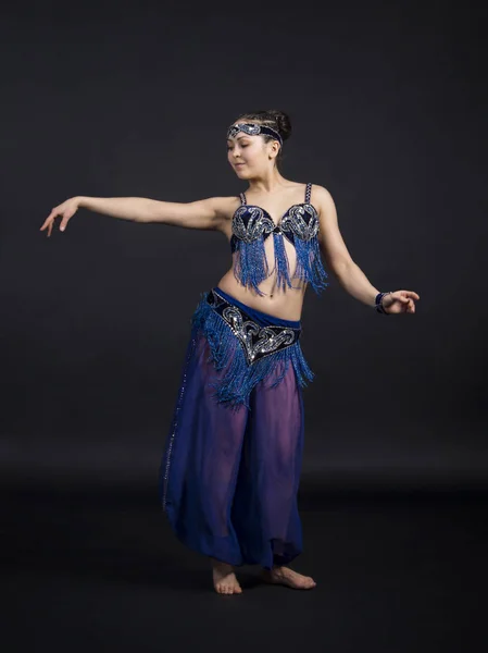 Νεαρό κορίτσι χοροί Ανατολικής χορού. — Φωτογραφία Αρχείου