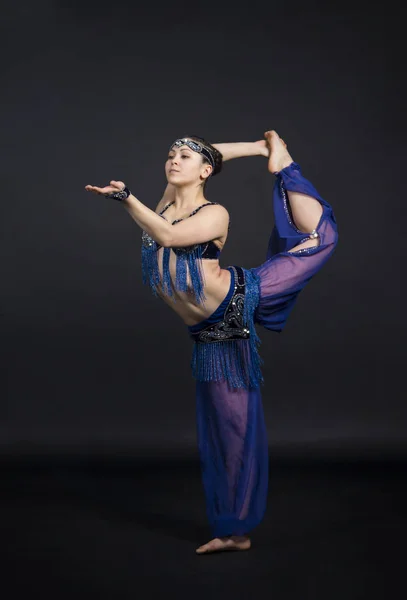 Chica joven baila danza del este . — Foto de Stock