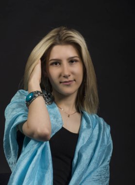 Turkuaz pelerinli kız portresi.