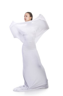 Beyaz kavramsal elbiseli bir genç, gülümseyen kız .