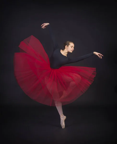 年轻的小女孩微笑着跳芭蕾舞. — 图库照片