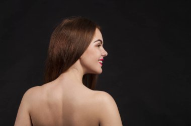 Karanlık bir arka planda bir kızın portresi.