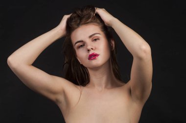 Karanlık bir arka planda bir kızın portresi.