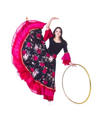 Genç kız bir çember ile dans.