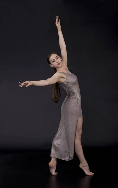 A menina dançando coreografia moderna . — Fotografia de Stock