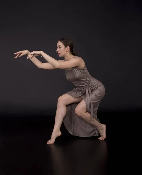 La chica bailando coreografía moderna . — Foto de Stock