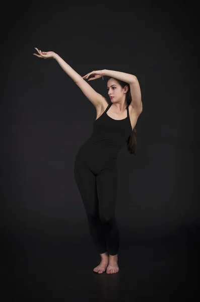 La ragazza che balla coreografia moderna . — Foto Stock