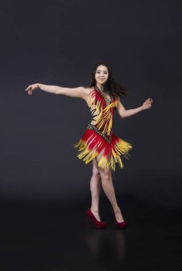 Kız etnik dans dans.