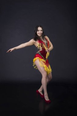 Kız etnik dans dans.