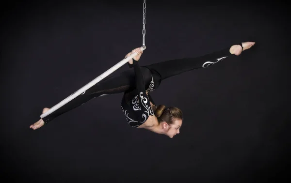 Hava acrobat içinde belgili tanımlık çalmak. — Stok fotoğraf