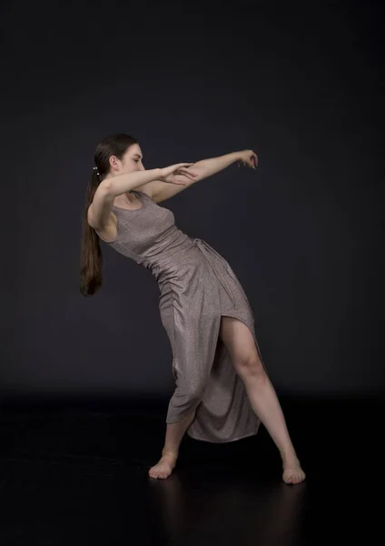 モダンな振り付けを踊っている少女. — ストック写真