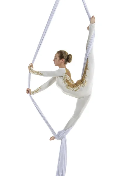 Güzel kadın - aerialist hava hileler üzerinde hava ipek gerçekleştirme.
