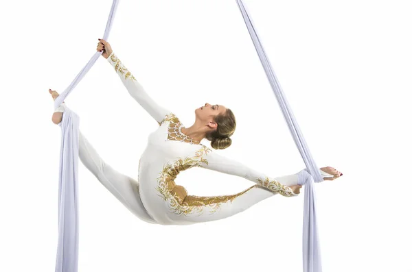 Güzel kadın - aerialist hava hileler üzerinde hava ipek gerçekleştirme.