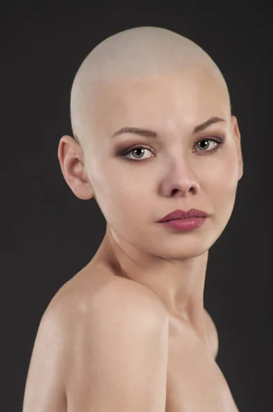 Känslomässiga porträtt av en naken flicka rakad skallig. — Stockfoto