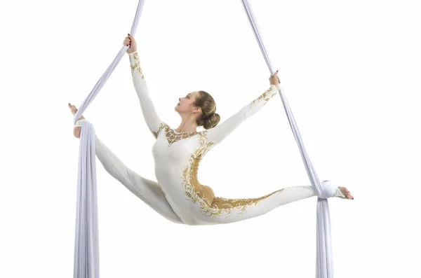 Güzel kadın - aerialist hava hileler üzerinde hava ipek gerçekleştirme.