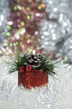 Kırmızı hediye kutu Noel arka planda pullu.