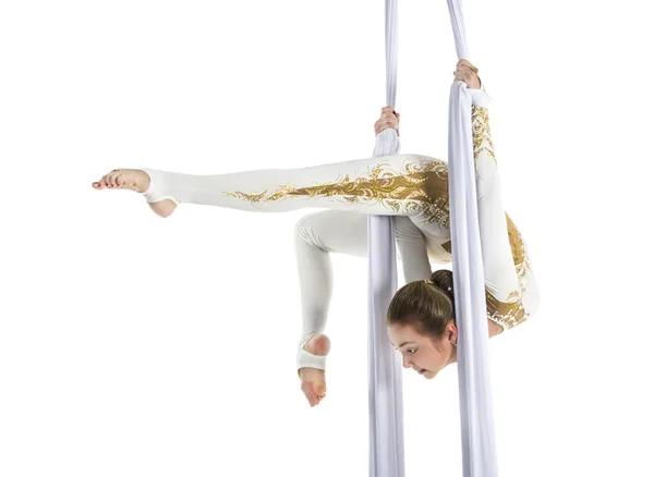 Güzel kadın - aerialist hava hileler üzerinde hava ipek gerçekleştirme.