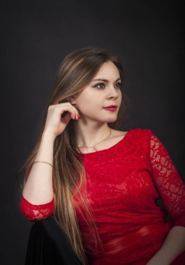 Kırmızı elbiseli güzel bir kızın portresi..