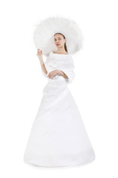 Beyaz uzun elbise ve büyük şapka kız. — Stok fotoğraf