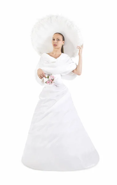 Chica en vestido largo blanco y sombrero grande . — Foto de Stock