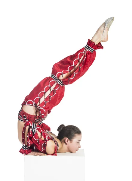 Jeune contorsionniste, artiste de cirque en costume rouge . — Photo