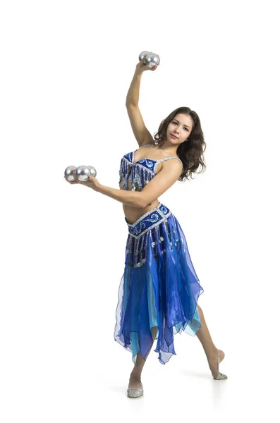 Girl dancing belly dancing and juggling silver balls . — Stock Photo, Image