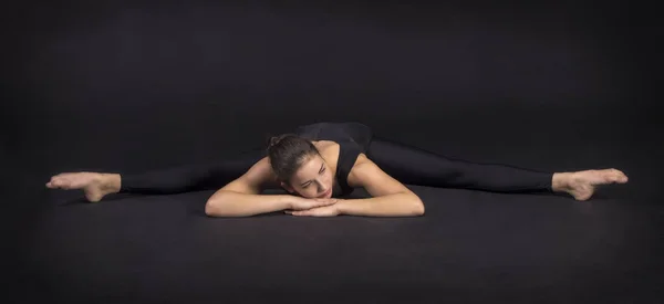 Девушка в черных колготках занимается гимнастикой . — стоковое фото