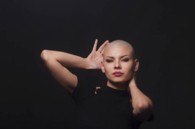 Duygusal kız portresi kel traş.