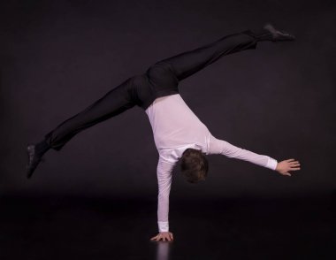 Olağanüstü Erkek jimnastikçi - yoga