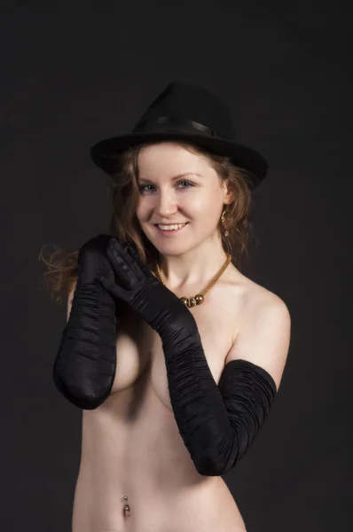 Portrait d'une jeune femme avec un chapeau et des gants . — Photo