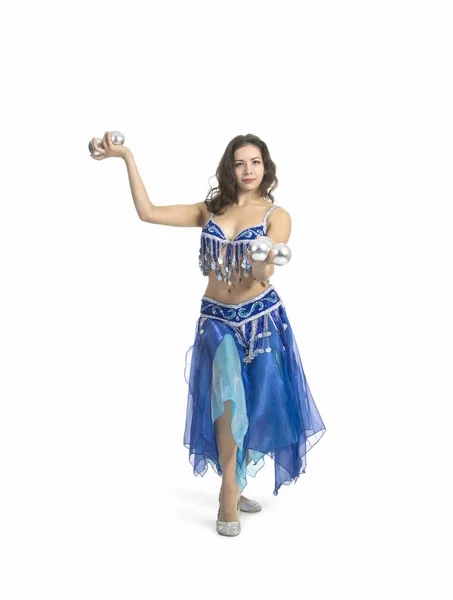 Girl dancing belly dancing and juggling silver balls . — Stock Photo, Image