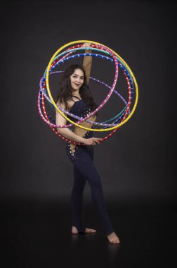 Hula Hoop kız ile jimnastik çalışmaları gerçekleştiren bir sirk sanatçısı.