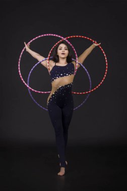 Hula Hoop kız ile jimnastik çalışmaları gerçekleştiren bir sirk sanatçısı.