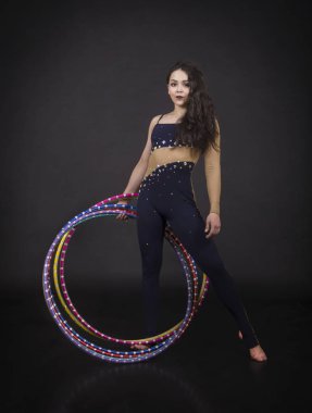 Hula Hoop kız ile jimnastik çalışmaları gerçekleştiren bir sirk sanatçısı.