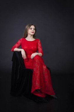 Kırmızı elbiseli güzel bir kızın portresi..