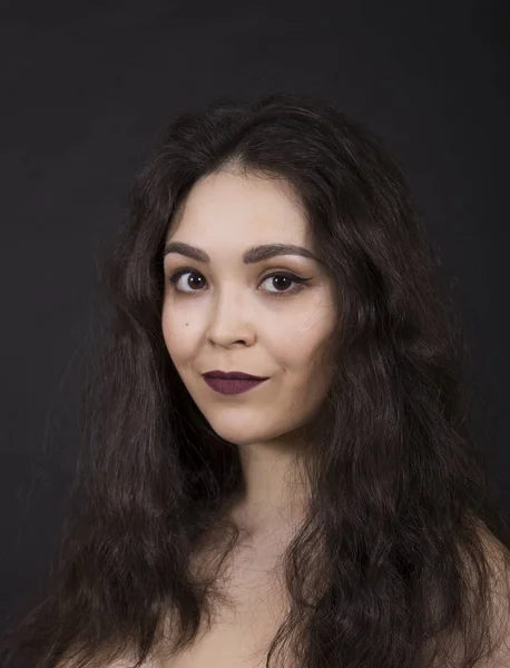 Retrato de una chica sobre un fondo oscuro. — Foto de Stock