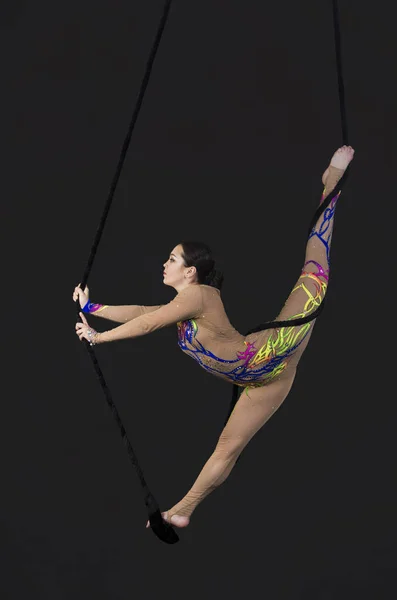 Acróbata aérea en el trapecio . —  Fotos de Stock