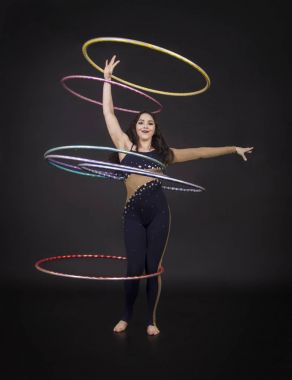 Hula Hoop kız ile jimnastik çalışmaları gerçekleştiren bir sirk sanatçısı.