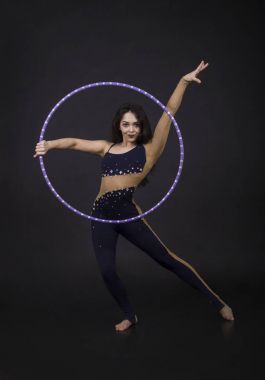 Hula Hoop kız ile jimnastik çalışmaları gerçekleştiren bir sirk sanatçısı.